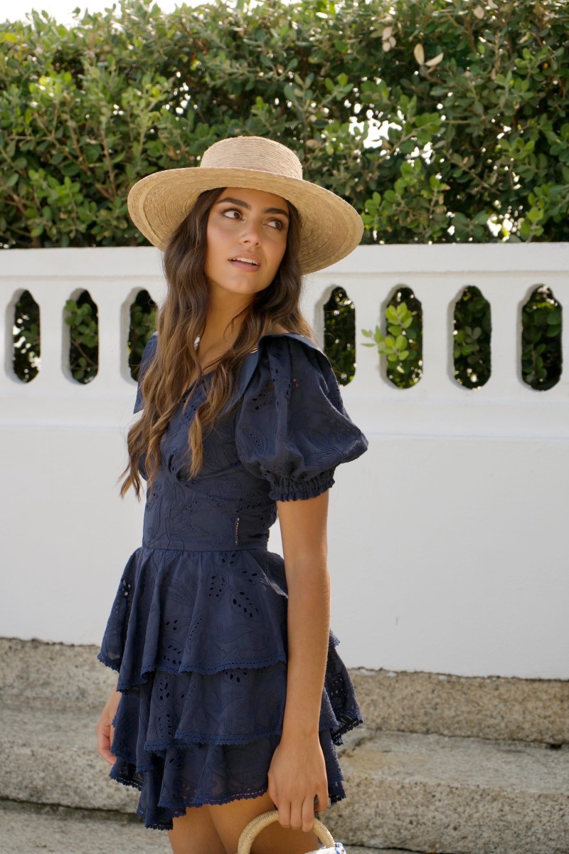 VESTIDO VOLANTE CON OJETES